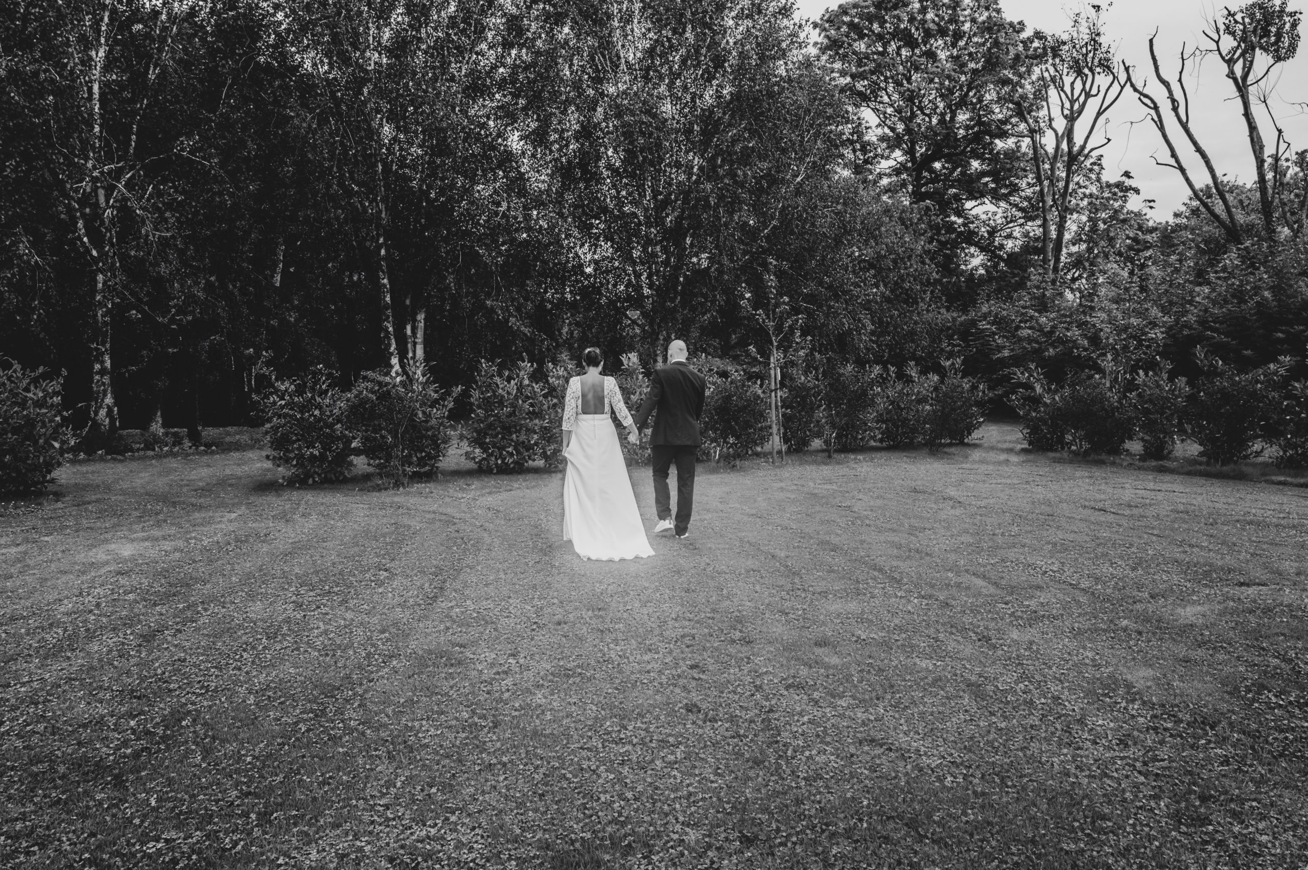 Séance couple pour les mariés en exterieur pour ce mariage à Lille