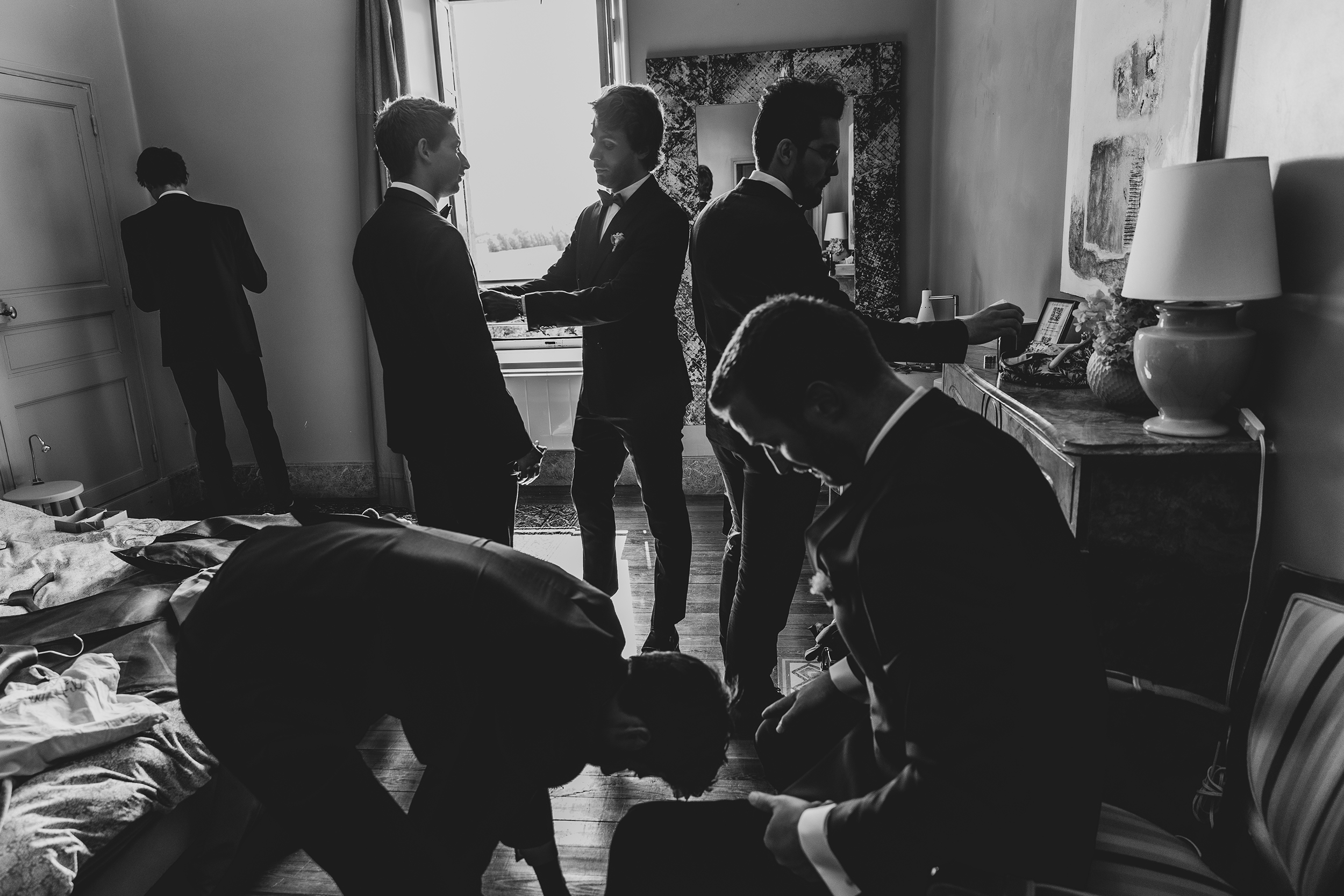 photo noir et blanc préparation mariage du marié avec témoins