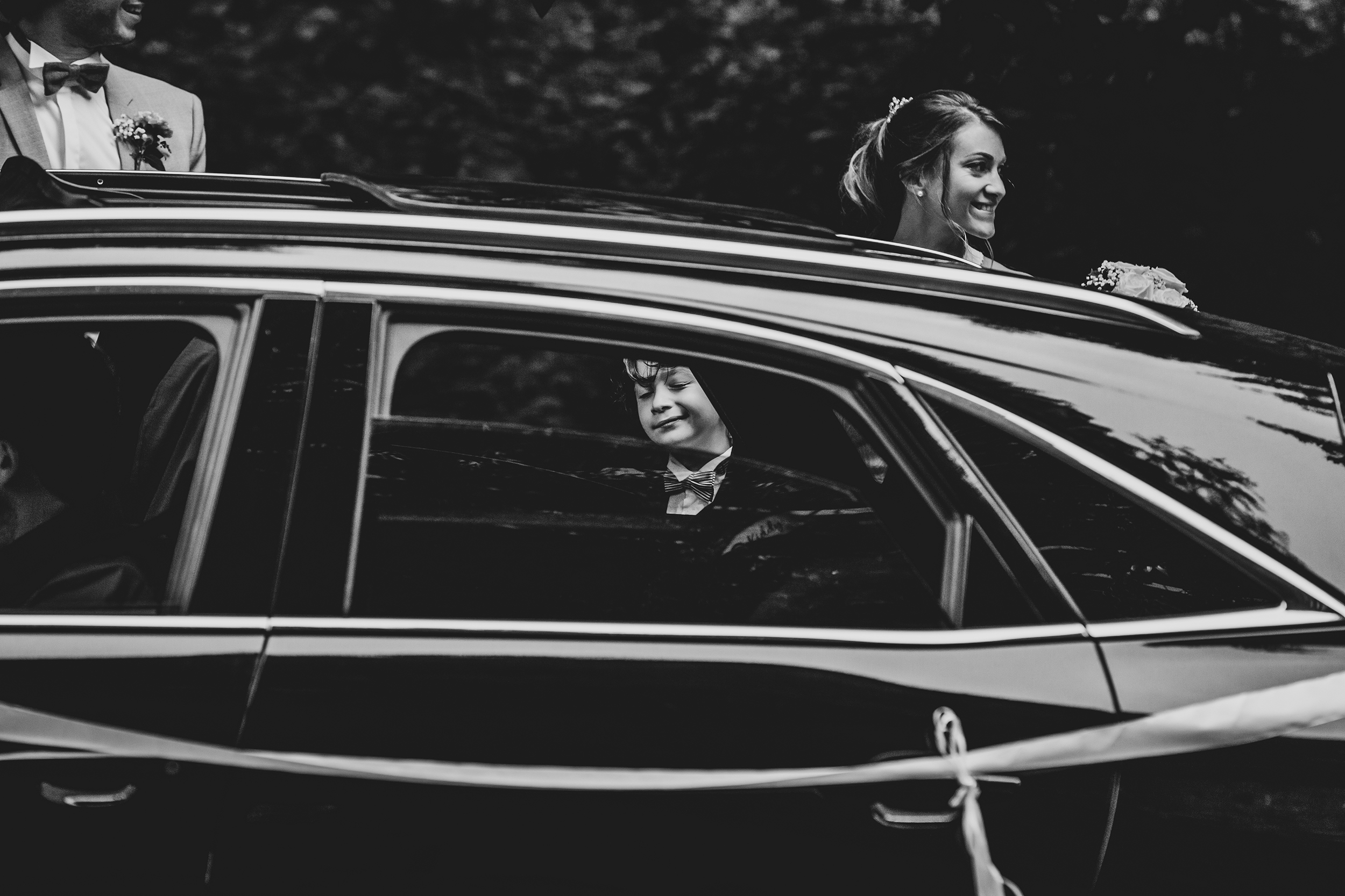 photo noir et blanc mariée enfant voiture