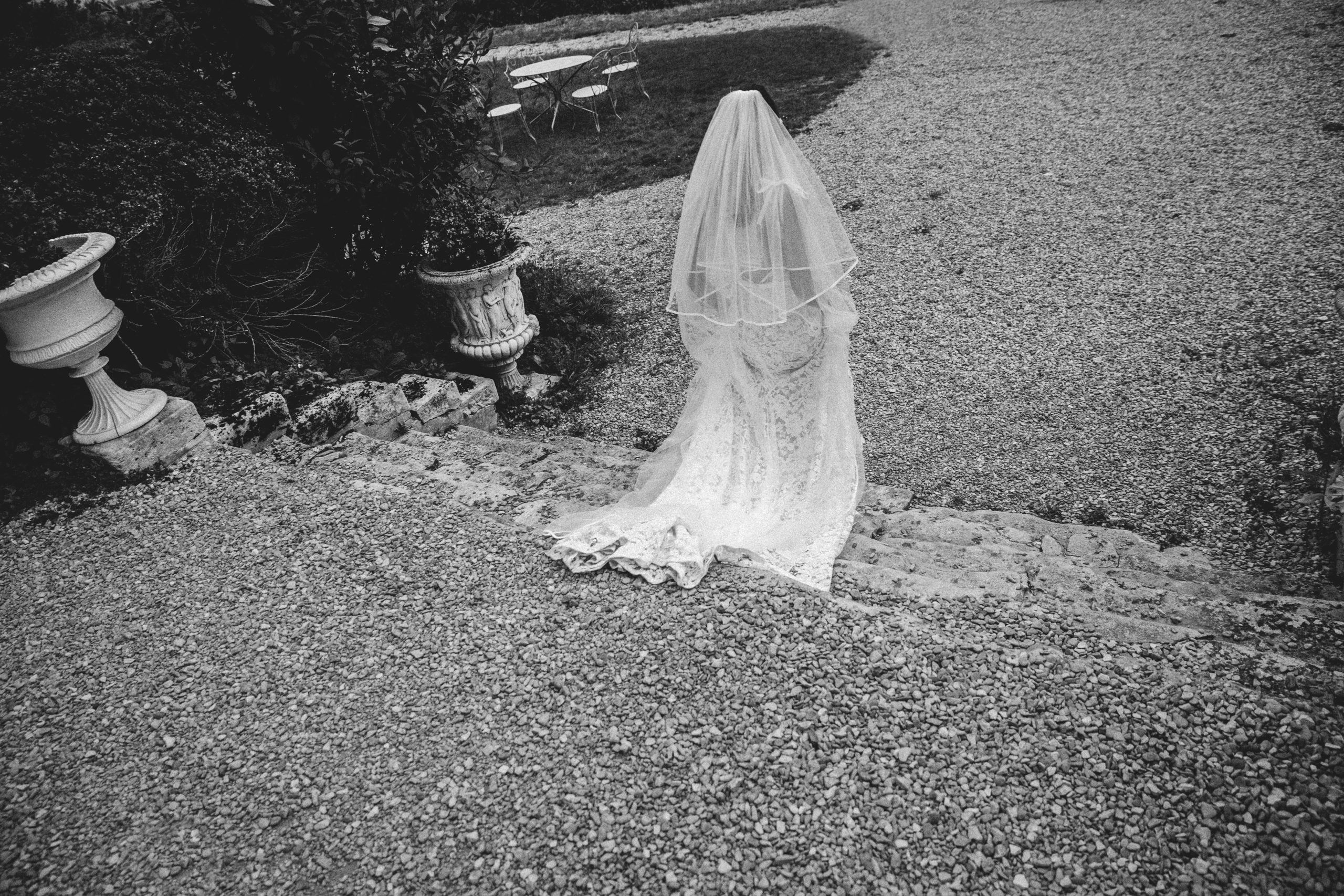 photo noir et blanc mariée de dos robe dentelle extérieur jardin Français