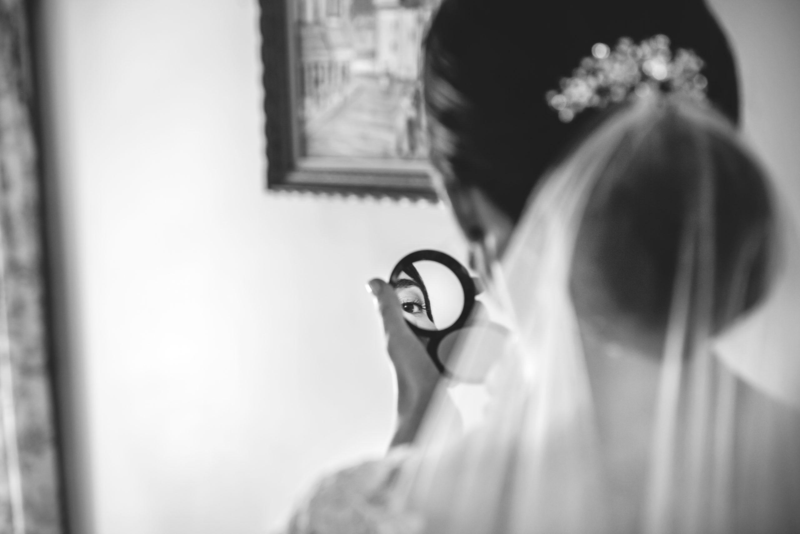 portrait mariée noir et blanc qui se regarde miroir préparation chambre