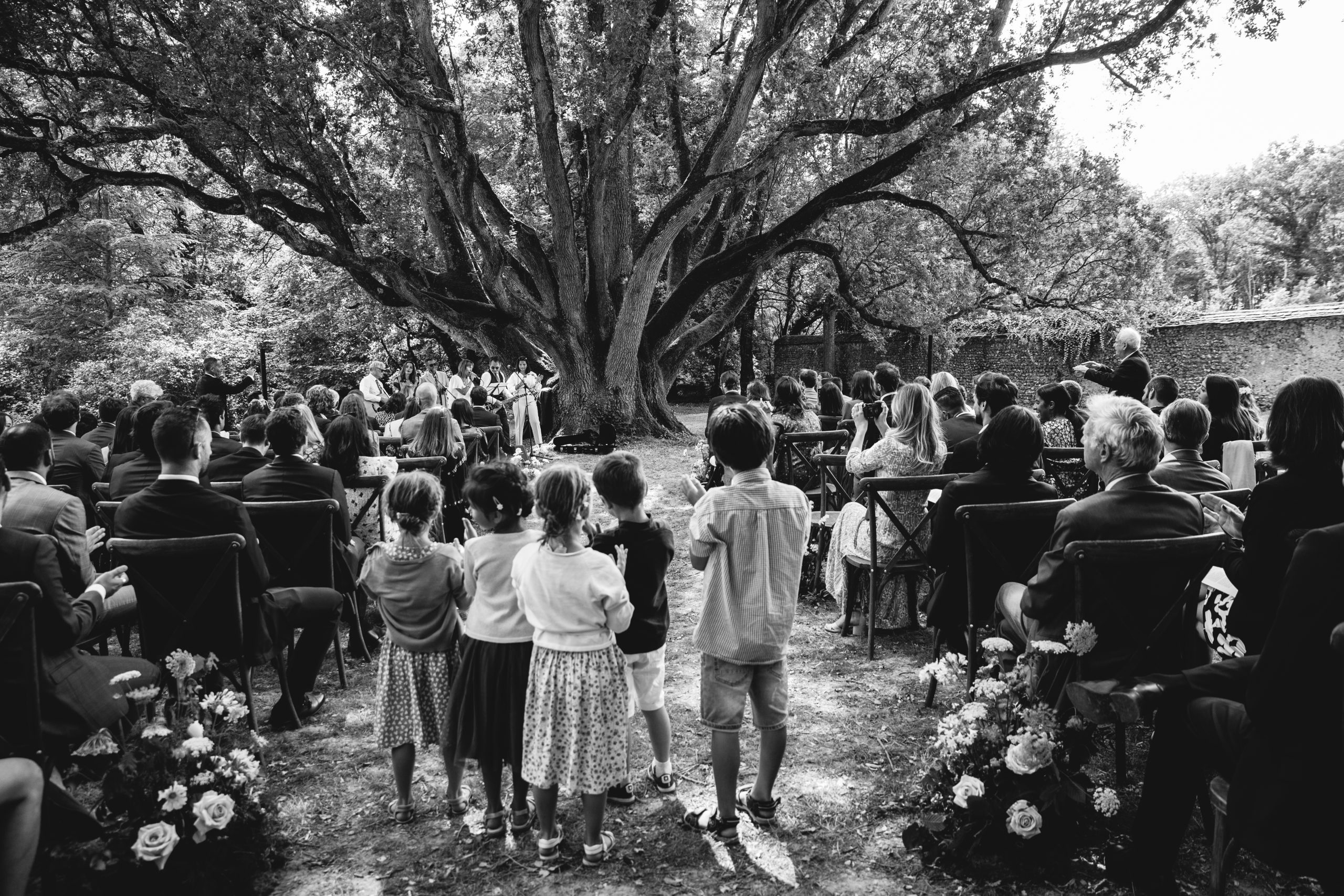 cérémonie laïque extérieur photo noir et blanc avec enfants groupe musique