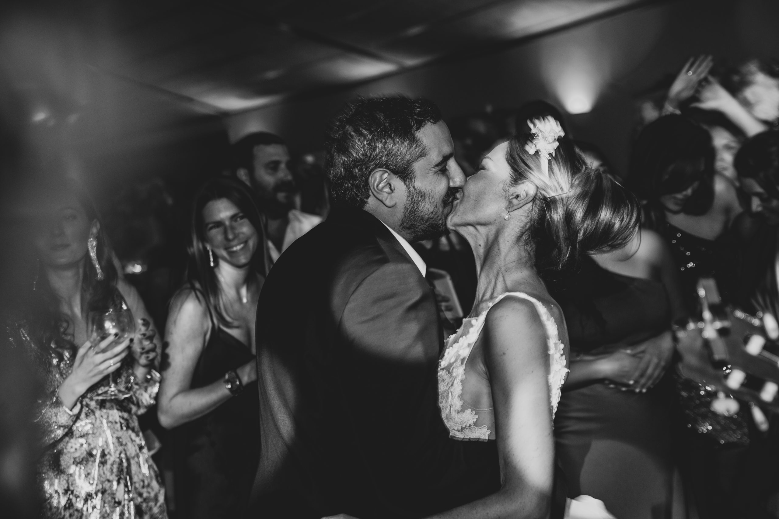 mariés s'embrassent soirée mariage noir et blanc