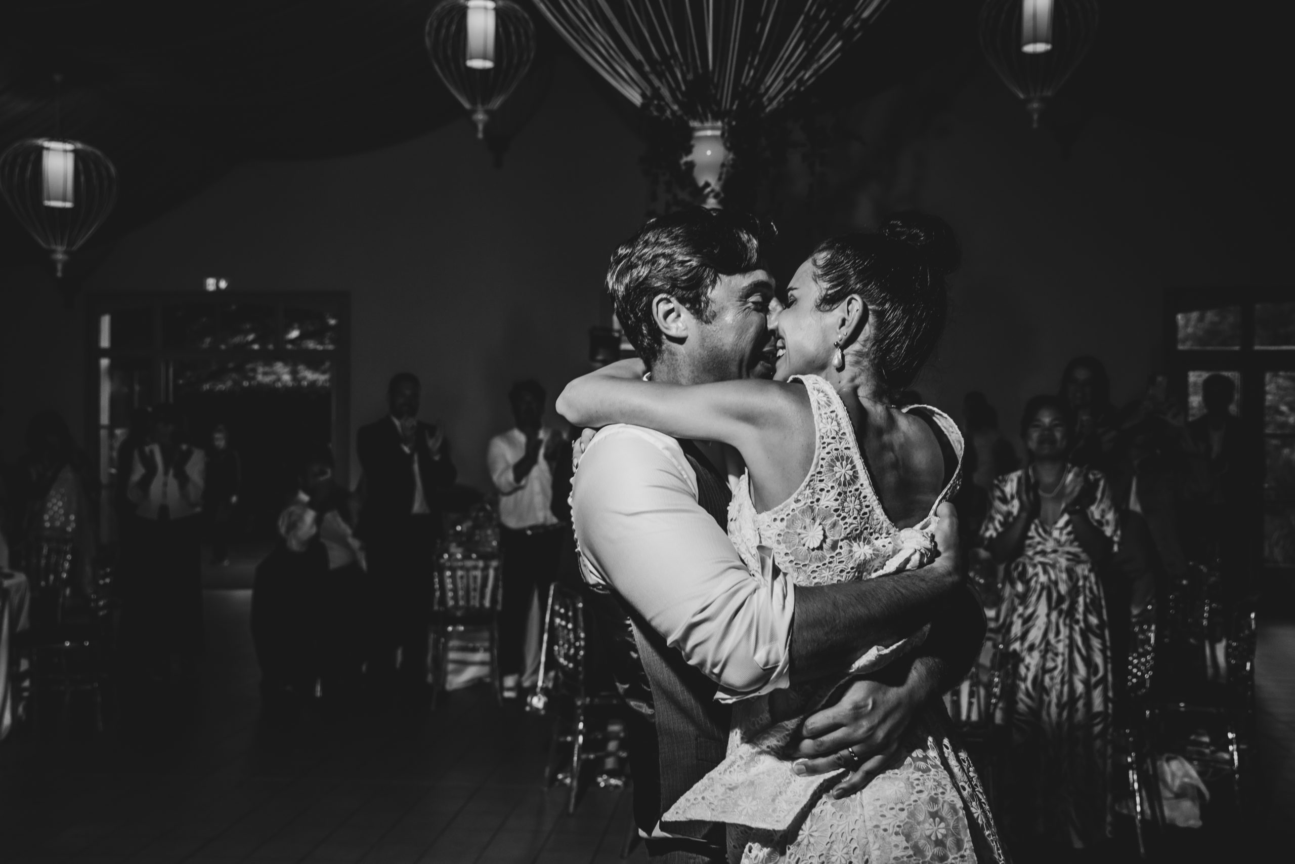Jeunes mariés qui s'embrassent sur la piste de danse lors d'un mariage cosmopolite en Vendée