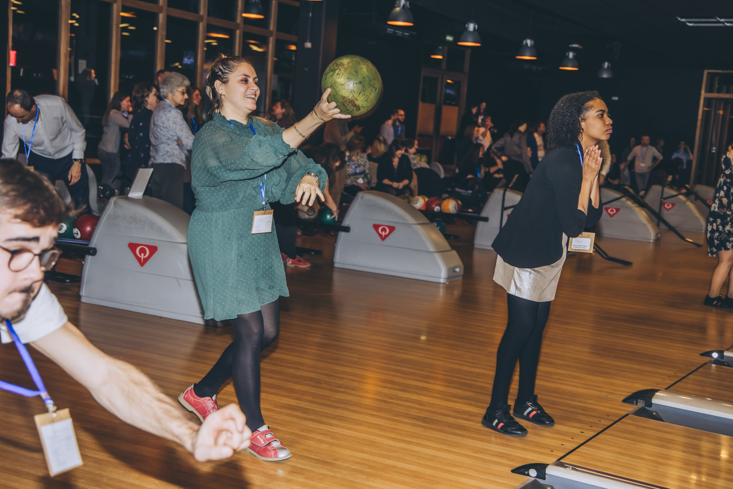 Joueurs de bowling en pleine compétition pendant un séminaire EDF Dalkia