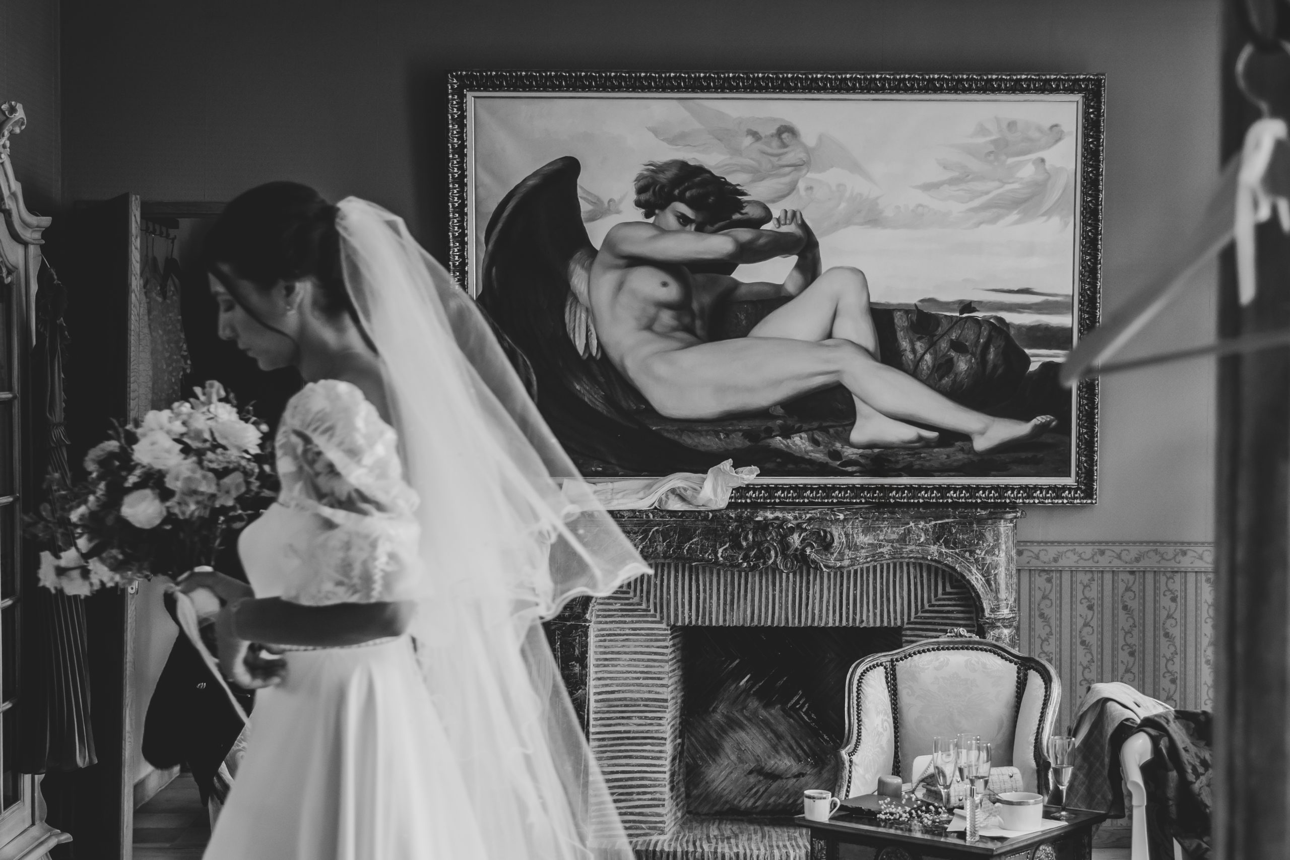 Photo en noir et blanc de la préparation de la mariée dans la chambre d'un château en Normandie