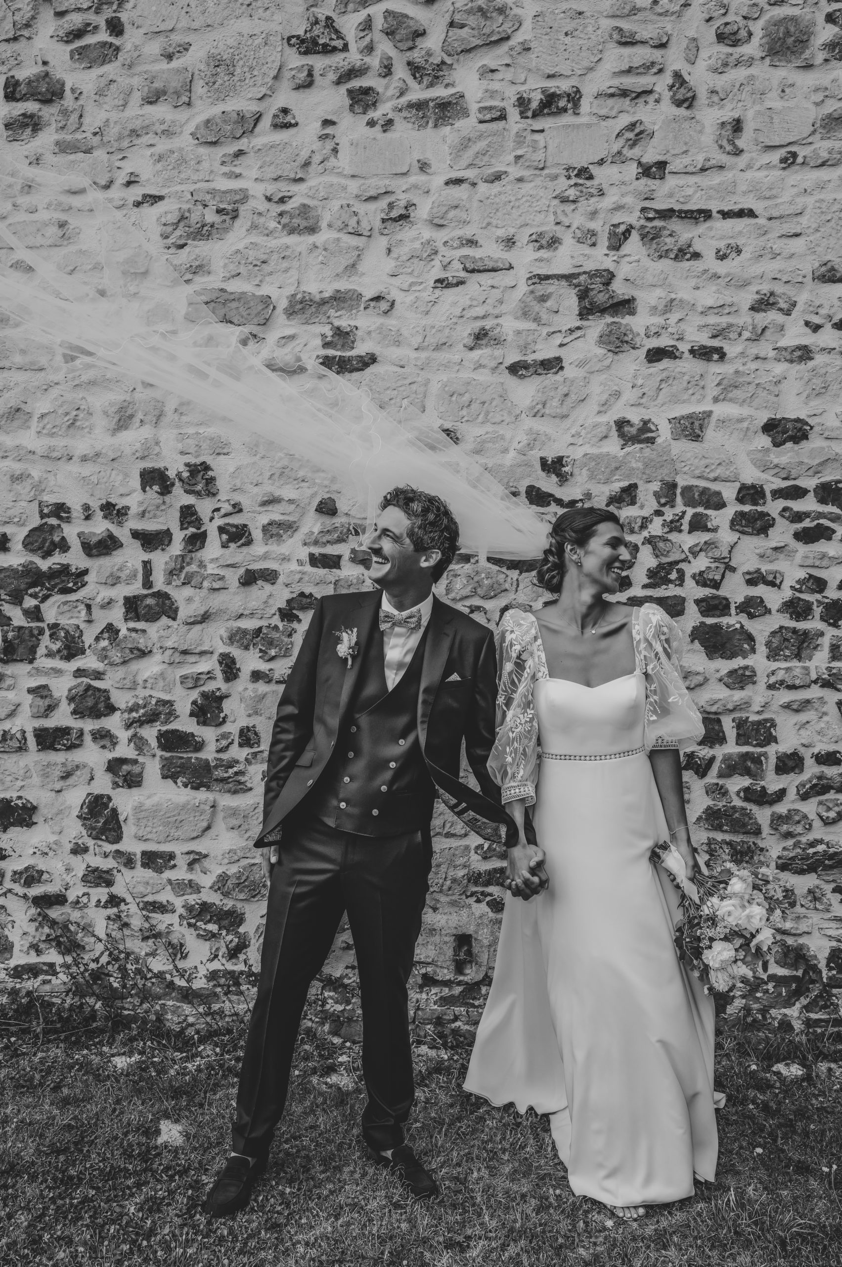 Couple de mariés devant le manoir de Carabillon en Normandie