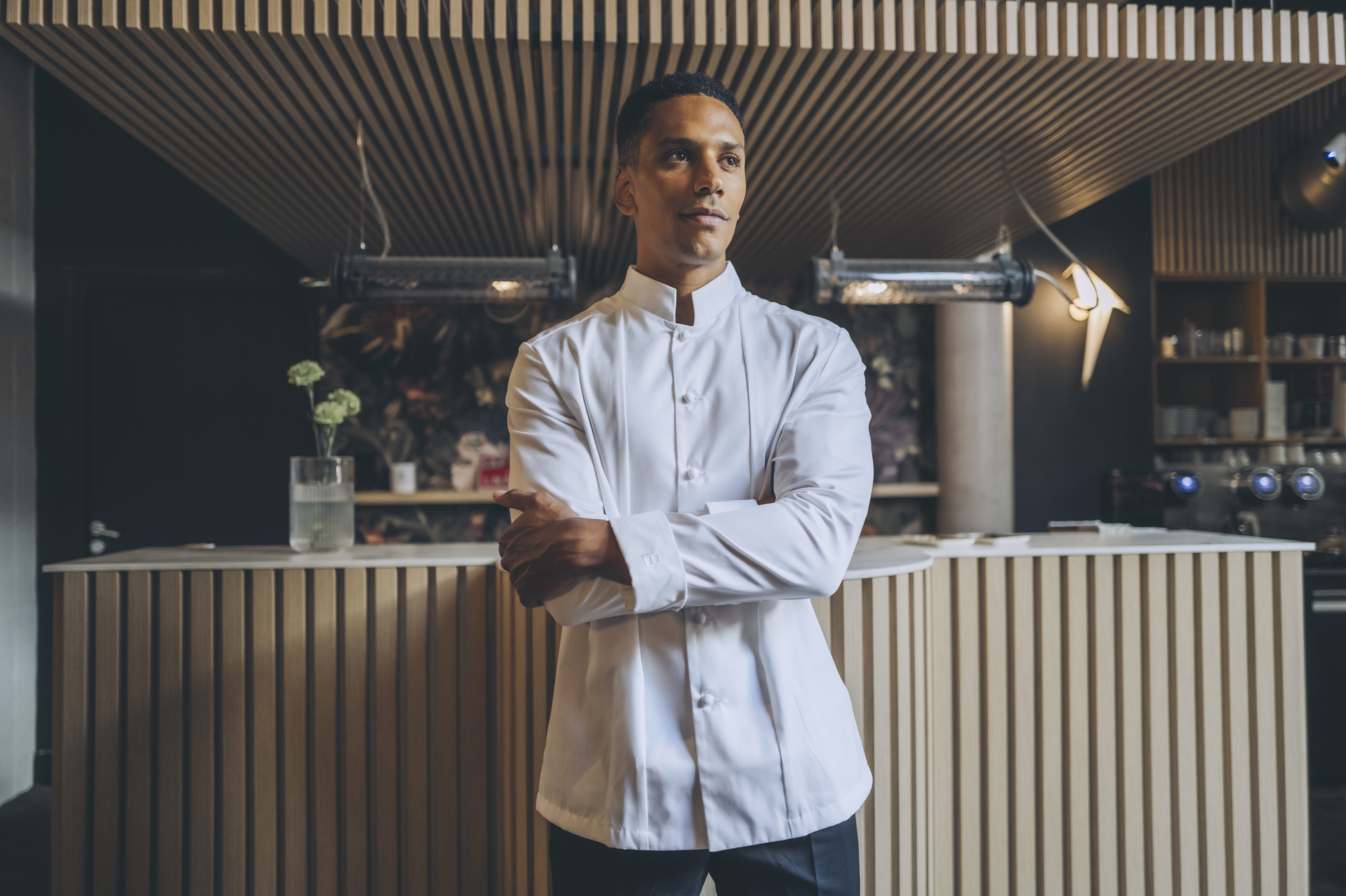 Le chef devant sa cuisine